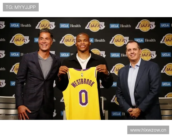 威少衣柜里塞满球衣，家里连个挂衣服的柜子都没有