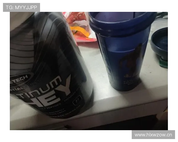 皮斯托瑞斯家的冰箱里，放着没拆封的蛋白粉和半瓶香槟