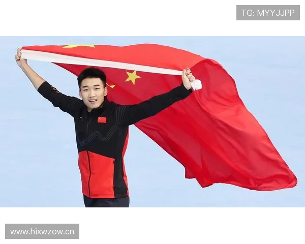 高亭宇训练完直接睡冰场边上，这人是真不怕冷还是压根没时间回家？